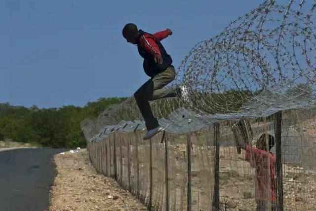 South Africa To Erect 40km Border Fence To Keep Coronavirus Out