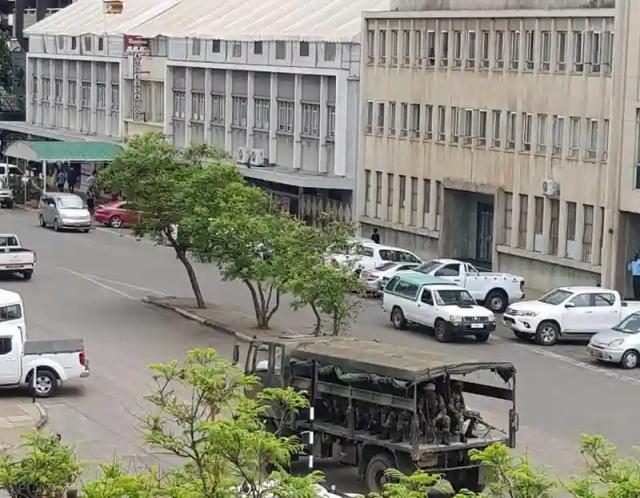 Army tanks seen in and around Harare after Chiwenga warns Mugabe and Zanu-PF