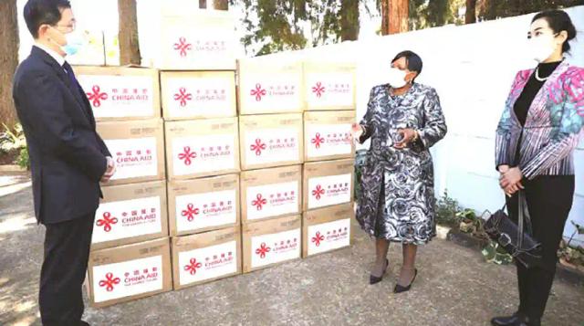 Chinese First Lady Donates Medical Equipment To Zimbabwe