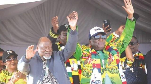 Chissano Attends Mnangagwa's Rally, Plans To Attend Chamisa's To Understand Zimbabwe's Politics