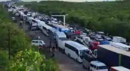 Frustrated Motorist Tells Mnangagwa To Deal With Corrupt ZIMRA Officials At Beitbridge Border