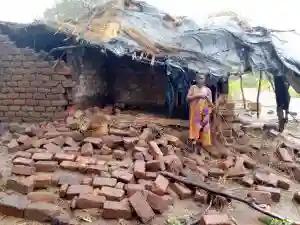 Mnangagwa Pledges Stronger Houses To Cyclone Idai Survivors