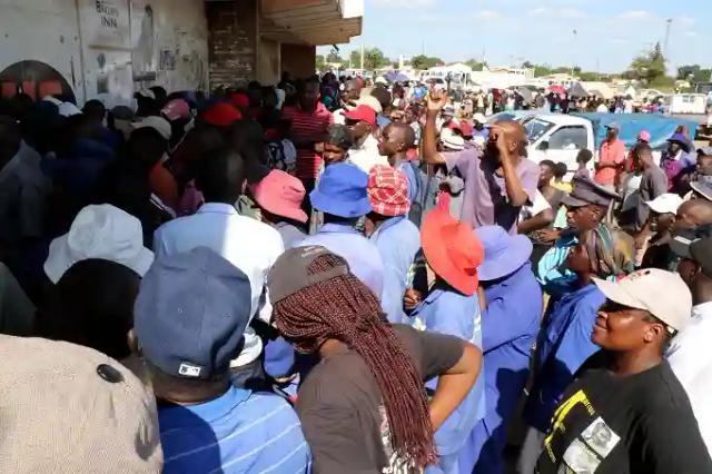 Over 400 People Seen Queuing For Mealie Meal In Bulawayo City Center Despite The Lockdown