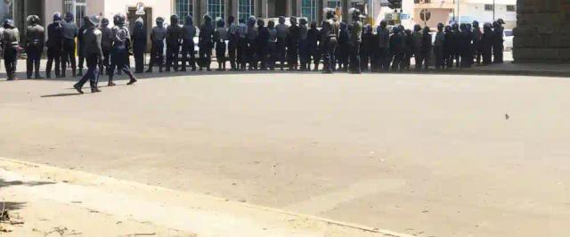 PICTURE: Police Deployed In Harare Ahead Of MDC Demo