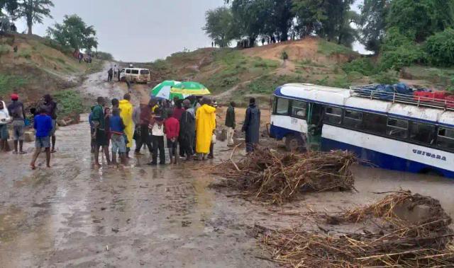 PICTURES: Bus Plunges Into River In Masvingo, All Passengers Escape Unhurt