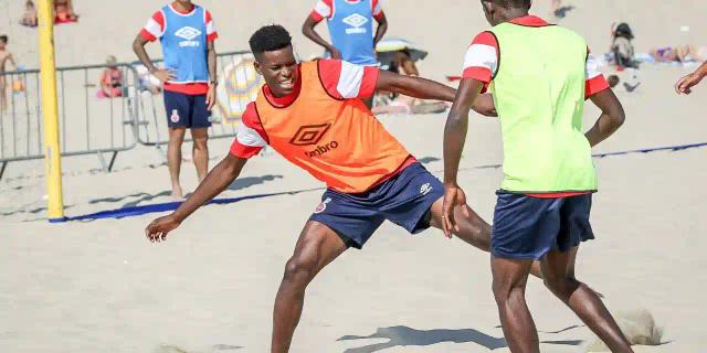 PICTURES: Marshall Munetsi Plays Beach Soccer With New Teammates