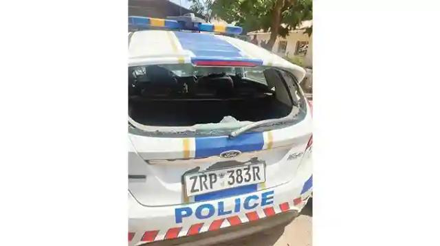 Pirate Kombis Attack Cops, Smash Police Patrol Vehicle Windscreen