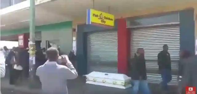 Video: Relatives of shot Bulawayo man place coffin  at alleged killer's shop before burial