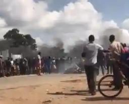 Watch: Demonstrators Burning Tyres & Barricading Roads in Chitungwiza #ShutdownZimbabwe