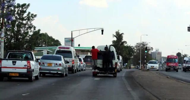 WATCH: Man Hangs Onto Speeding Minibus To Escapes Arrest By Zimbabwe Police