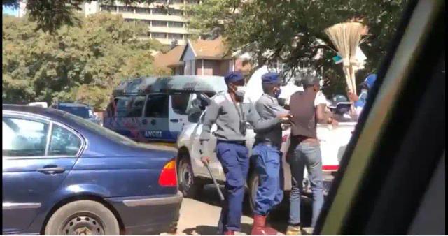 WATCH: Police Officers Beat Up Vendor In Harare