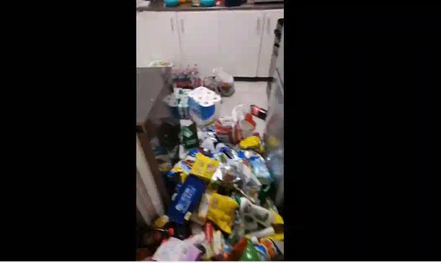 WATCH: Some Zimbabwean Nationals Loot Shops In South Africa