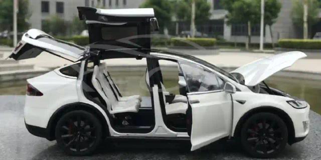 WATCH: Zimbabweans In Mbare Impressed By Tesla Car